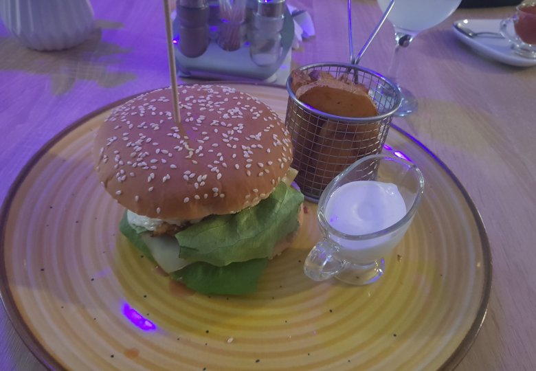 Helyi összetevőkkel készített „parasztos” hamburger •  Fotó: Kisréti Zsombor