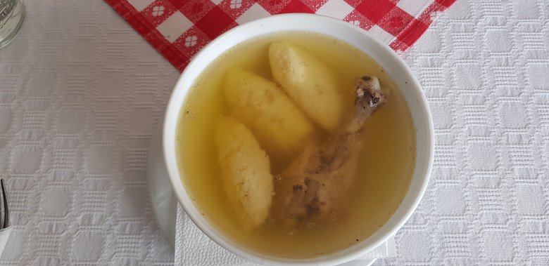 Húsleves grízgaluskával, ahogyan a nagykönyvben meg van írva •  Fotó: Kisreti Zsombor