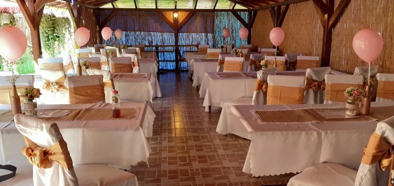 A családi ünnepségekre berendezett terasz igen elegáns, vendégmarasztaló hely. •  Fotó: Kisreti Zsombor