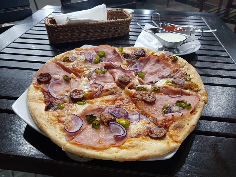 Magyaros pizza házikolbásszal és kétféle szósszal •  Fotó: Kisréti Zsombor