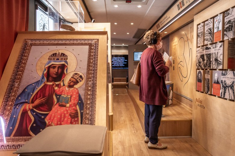 Időutazás a pálos buszon •  Fotó: Pinti Attila