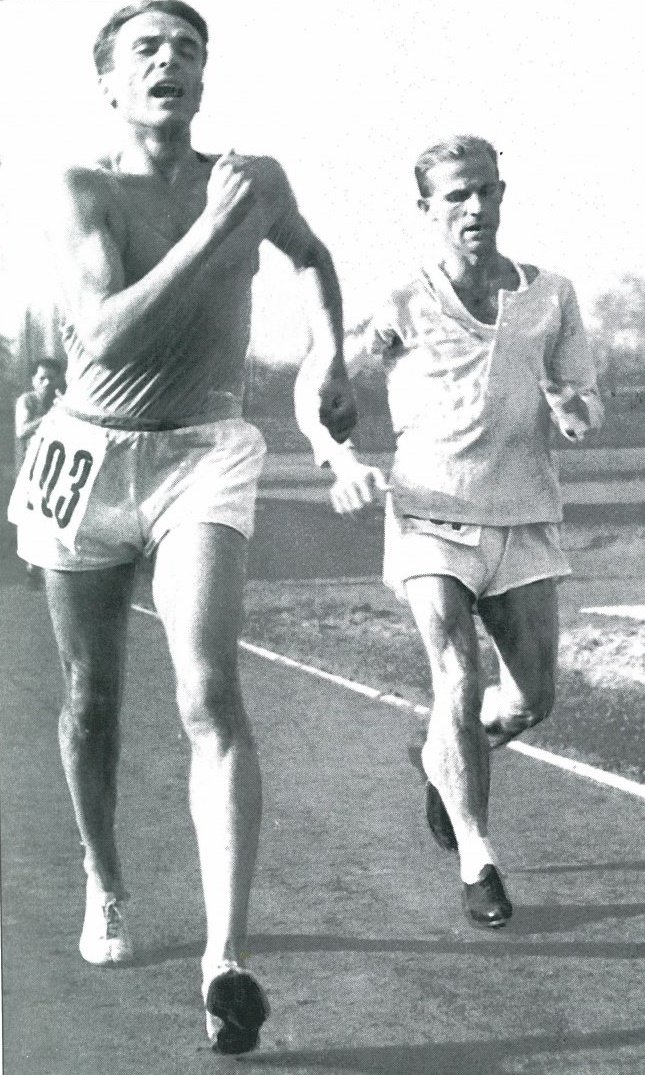 Róka Antal 1954-ben világcsúccsal győzte le Somogyi Jánost (a képen mögötte) 50 km-es gyaloglásban •  Fotó: Forrás: Száz év atlétika című könyv