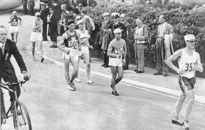 Róka Antal (a negyedik helyen) az 50 km-es gyaloglásban bronzérmet szerzett a helsinki olimpián •  Fotó: Forrás: Száz év atlétika című könyv