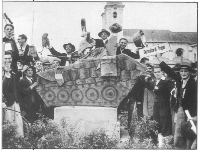 Különös temetés Székelyudvarhelyen 1940-ben: a távozó román hatalomnak adnak végtiszteletet. •  Fotó: MULT-KOR.BLOGSTAR.HU