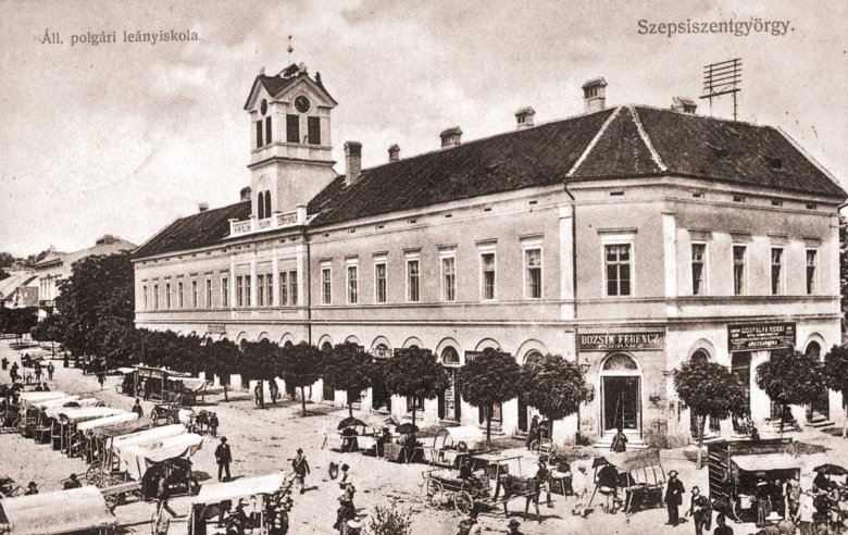 Régi bazárvásár a főtéren •  Fotó: A szerzők gyűjtése