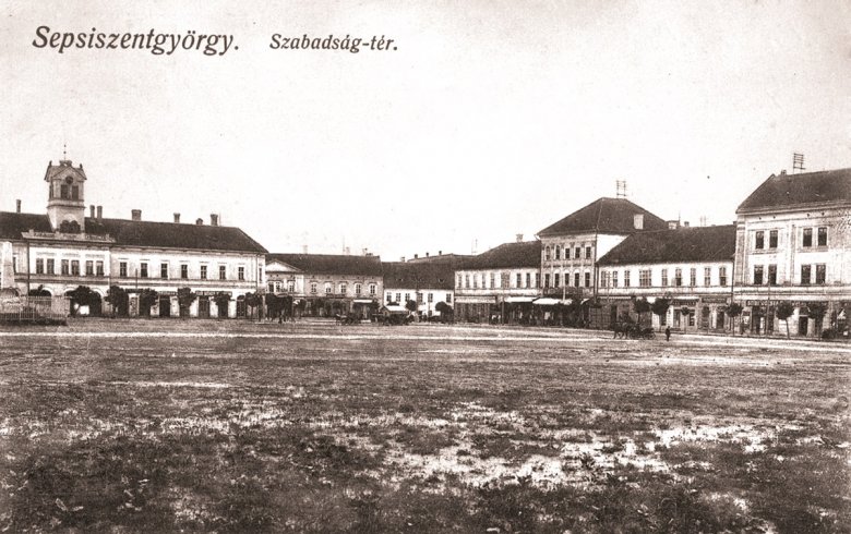 A főtér (Szabadság-tér) a parkosítás előtt •  Fotó: A szerzők gyűjtése