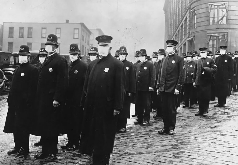 Védőmaszkot viselő rendőrsor Seattle utcáin 1918-ban •  Fotó: Forrás: liner.hu