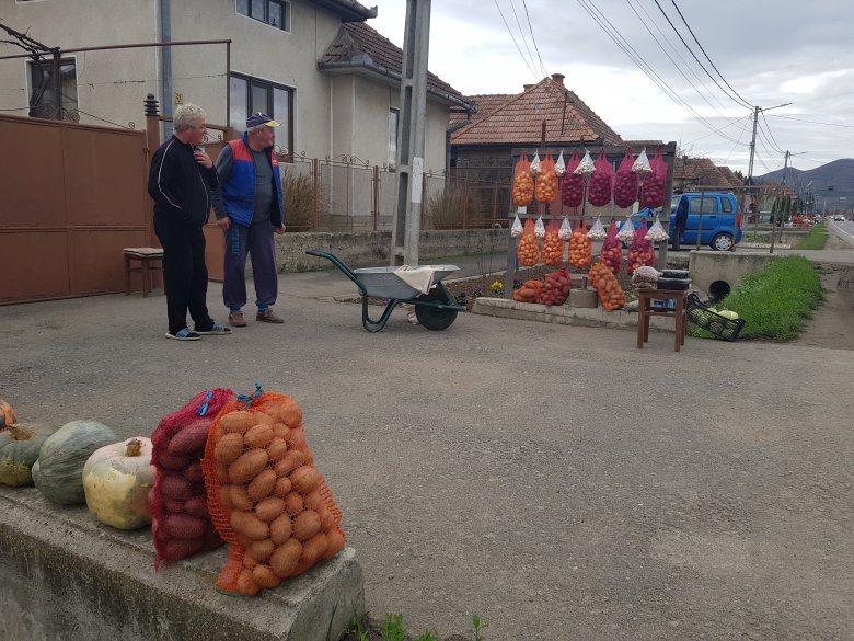 Szilágyperecsen főutcája. A falubeliek a porták előtt kínálják saját termékeiket •  Fotó: Makkay József