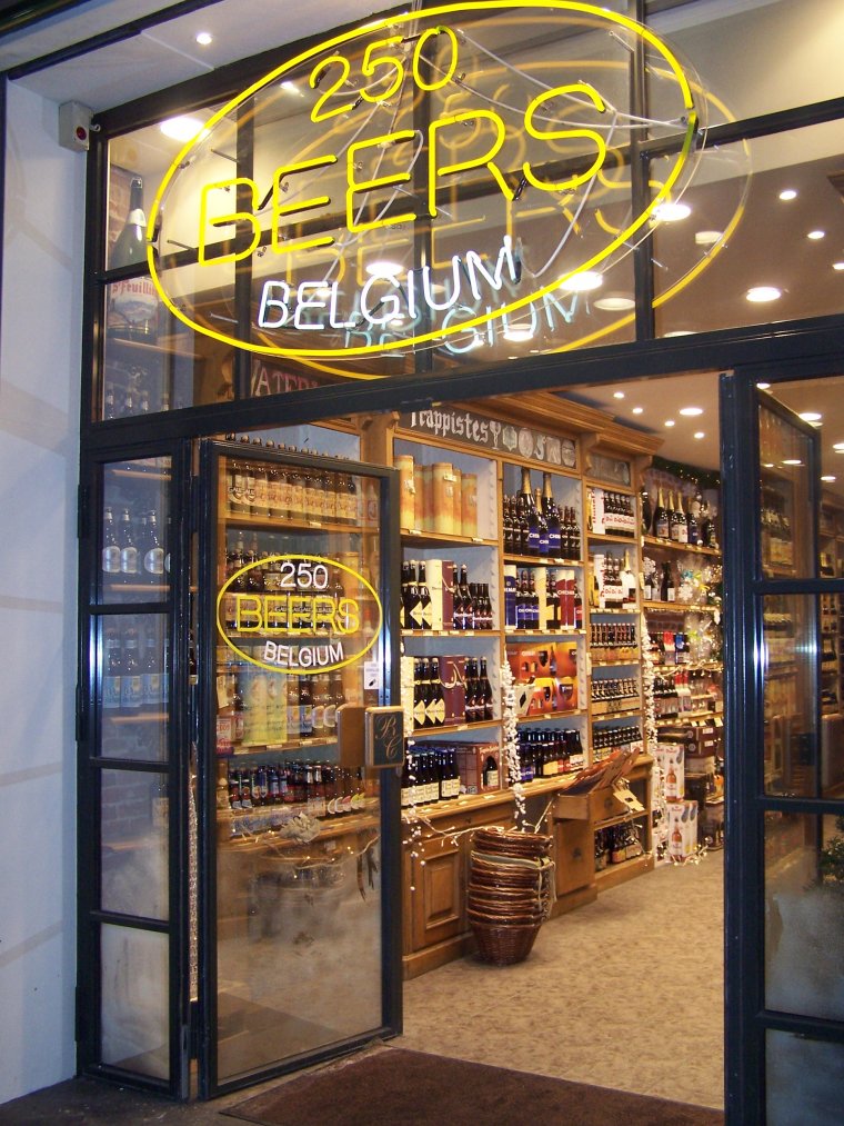 Lakat kerül a bárokra és kávéházakra Brüsszelben a sok fertőzött miatt