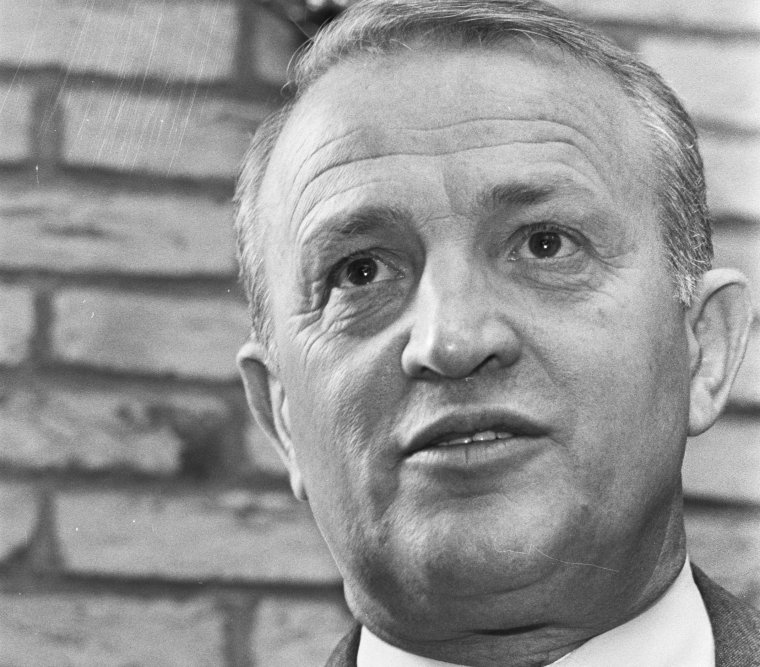 A kerékpáron érkező edzőlegenda
