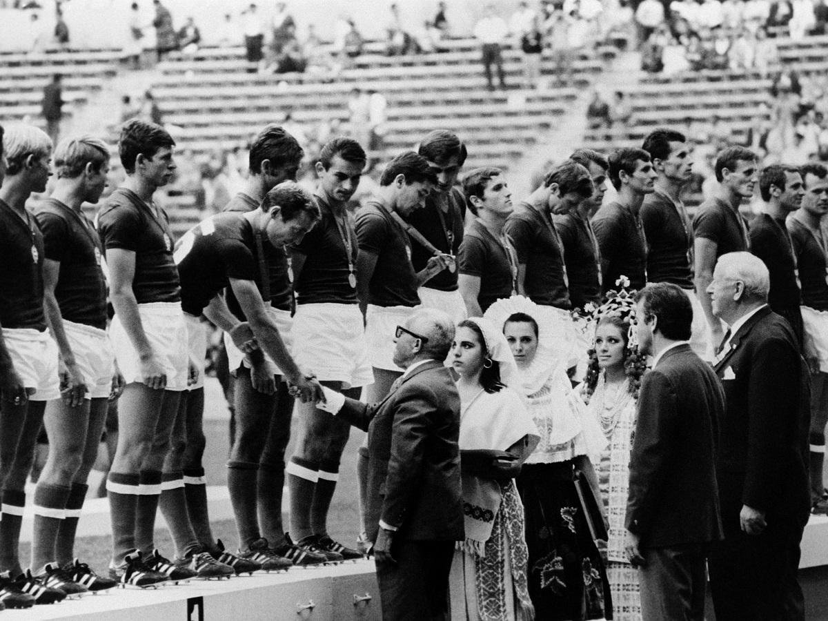 A magyar labdarúgók átveszik az aranyérmet 1968-ban. Balról Szarka, Básti, Sárközi, Szalay, Juhász, Noskó, Keglovich, Nagy L., Dunai II A., Kocsis L., Fazekas, Szűcs L., Menczel, Páncsics, Dunai L., Fatér és Novák •  Fotó: olimpia.hu/MTI