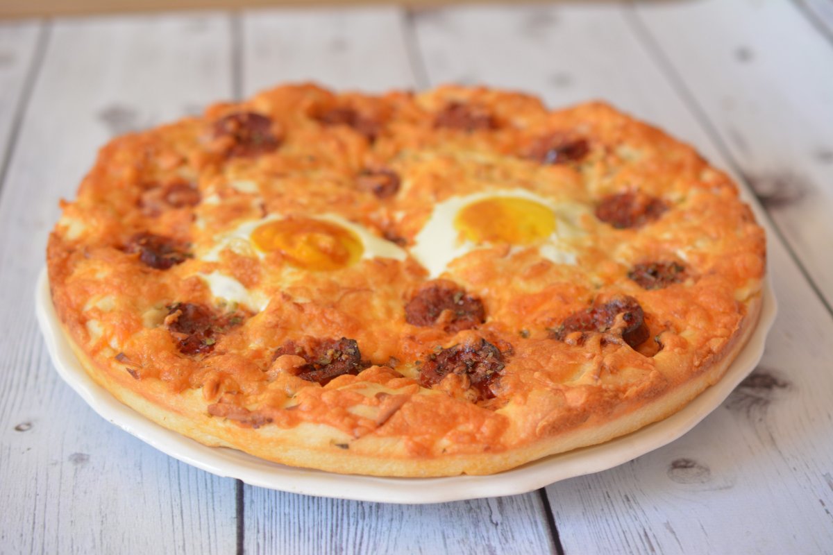 Tükörtojásos-kolbászos focaccia •  Fotó: György Ottilia