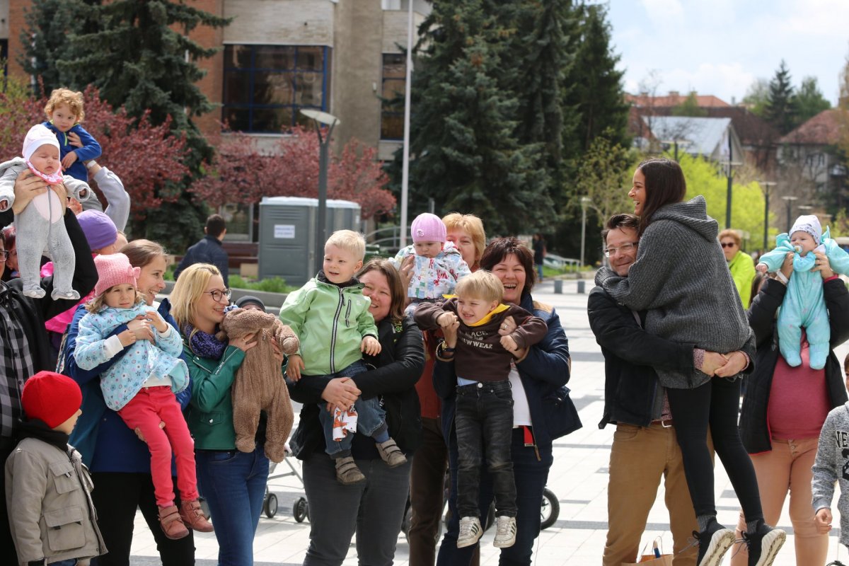 A csíkszeredai Szabadság téren Lovasi András is magasba emelte Dóri lányát •  Fotó: Tiboldi István