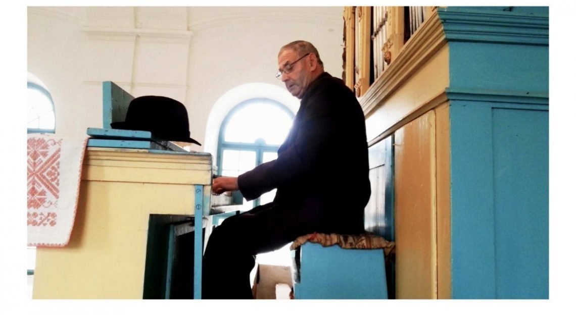 A Homoródmenti énekeskönyv című dokumentumfilm a homoródkeményfalvi nyugdíjas kántor, Vass Pál portréja révén elevenít fel egy, a vidéken egyedülálló szokást •  Fotó: Forrás: Hargita Megyei Hagyományőrzési Forrásközpont