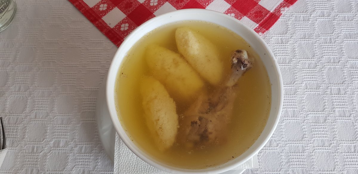 Húsleves grízgaluskával, ahogyan a nagykönyvben meg van írva •  Fotó: Kisreti Zsombor