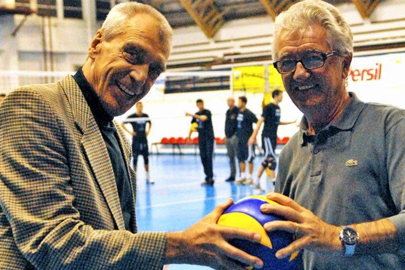 Derzsi Ede (balról), a baróti születésű röplabda-bajnok egykori csapattársa, Jean-Marie Taillade társaságában •  Fotó: Forrás: Libre Midi