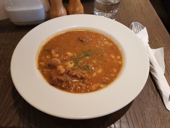 Magyar bisztró magyar épületben