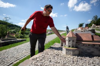 Óriásként bejárni Erdélyt: megnyitja kapuját a Mini Erdély Park