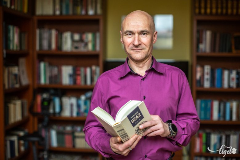 Puskás István első regényével a kezében •  Fotó: Erdély Bálint Előd