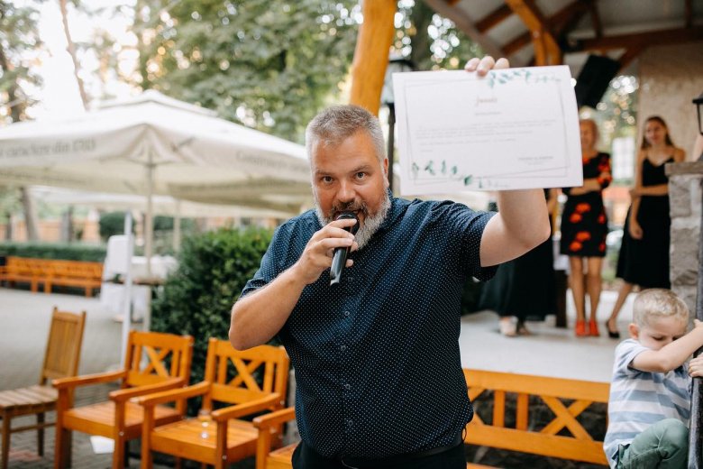 Kiss Bence. Hétköznap rádiós műsorvezető, hétvégén esküvői „karmester” •  Fotó: Gábor Lajos