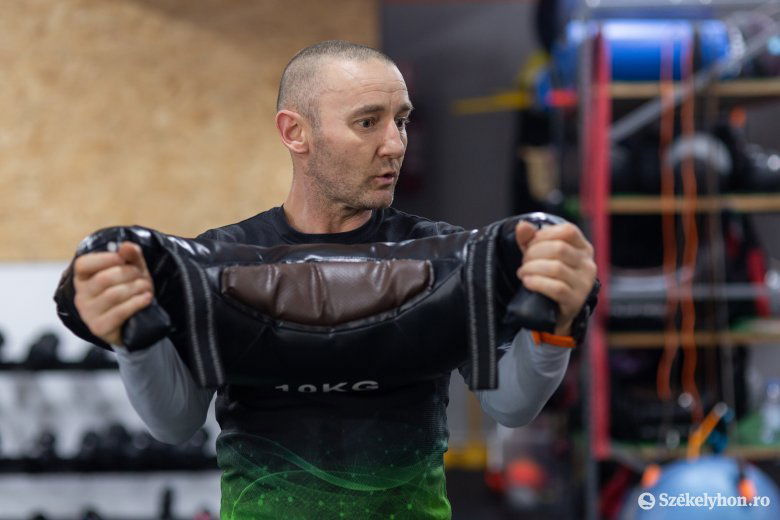 A fitneszgyakorlatok mellett 
a harcművészet a másik ihletője •  Fotó: Erdély Bálint Előd