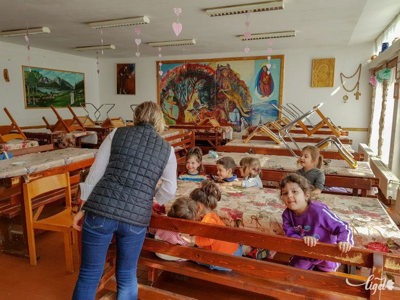 Ebédelnek az alapítvány ovisai Déván •  Fotó: Rédai Attila