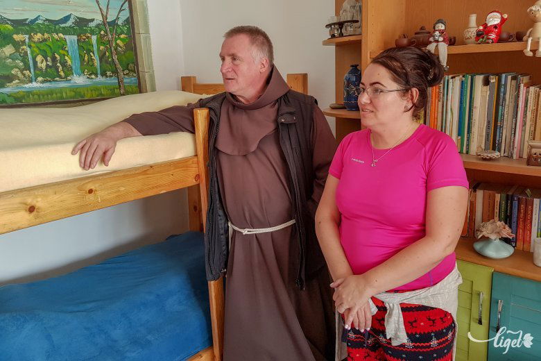 Egyik „családnál”, a nevelőnővel •  Fotó: Rédai Attila
