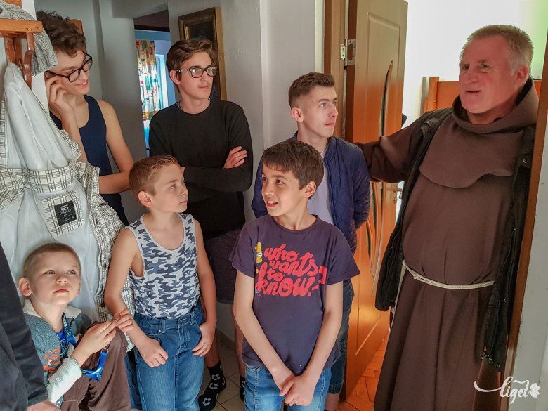 Gyerekek közt. Nem játszik apukásdit velük, de előteremti azt, ami testi, lelki, szellemi fejlődésükhöz szükséges •  Fotó: Rédai Attila