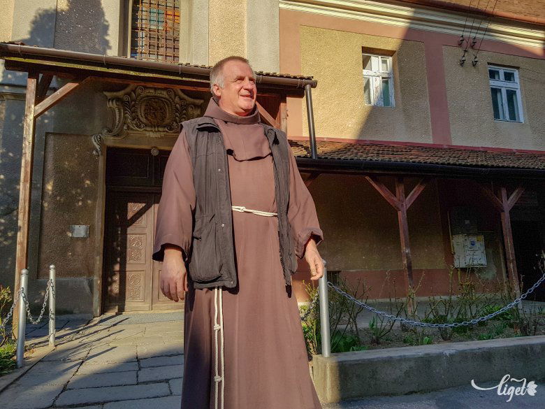 Csaba testvér a kolostor előtt •  Fotó: Rédai Attila