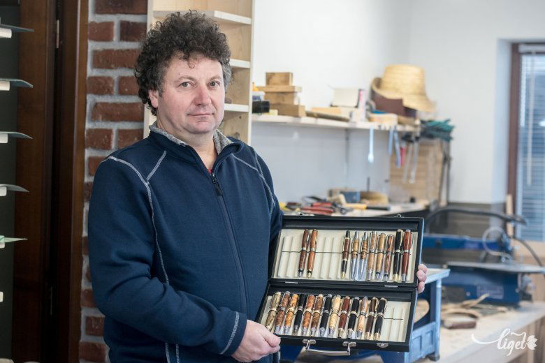Both Attila büszkén mutatja két keze munkáját •  Fotó: Veres Nándor