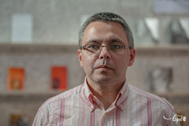Az írás számára küzdelem, sokszor éveken át küzd azért, hogy leírt mondatai a lehető legjobbak legyenek •  Fotó: Gecse Noémi