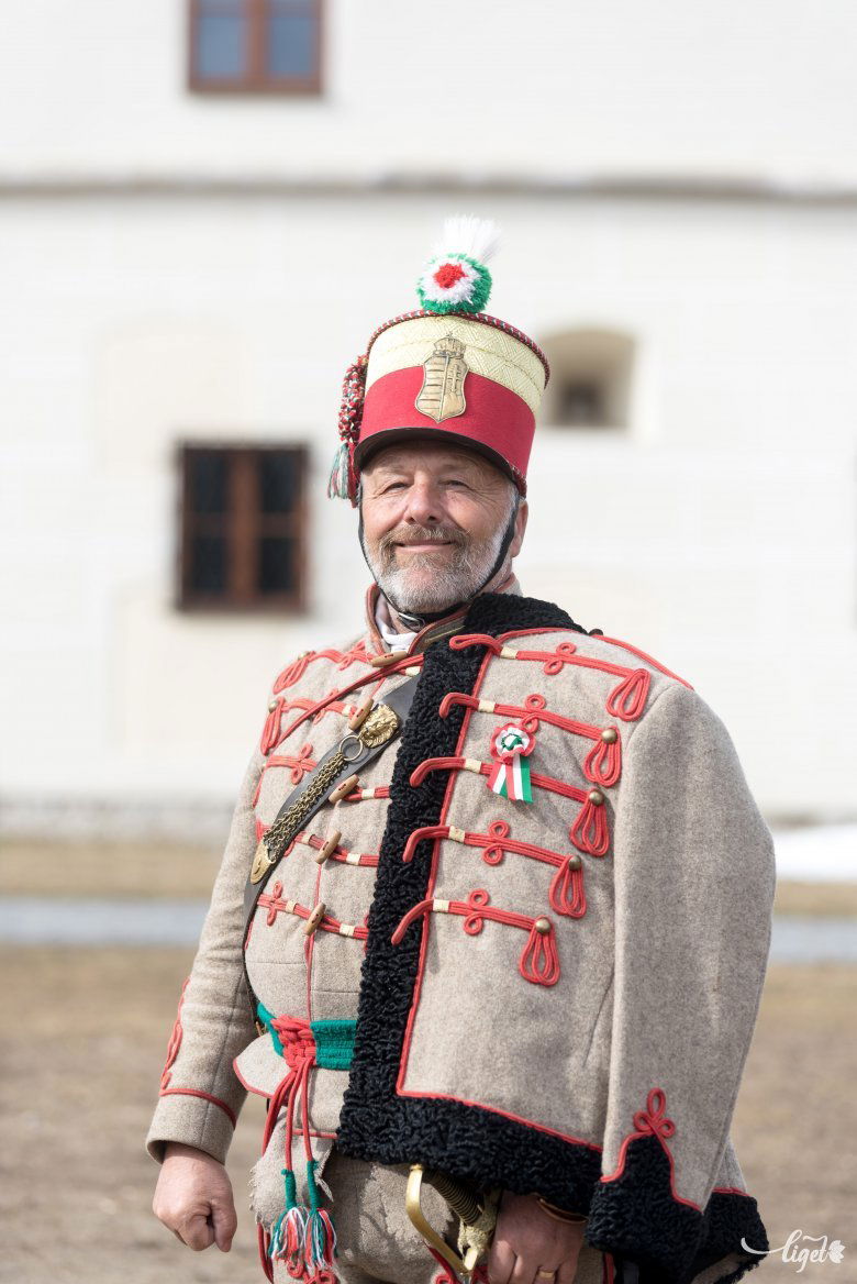 Ilyen egy becsületes huszár március 15-én •  Fotó: Veres Nándor