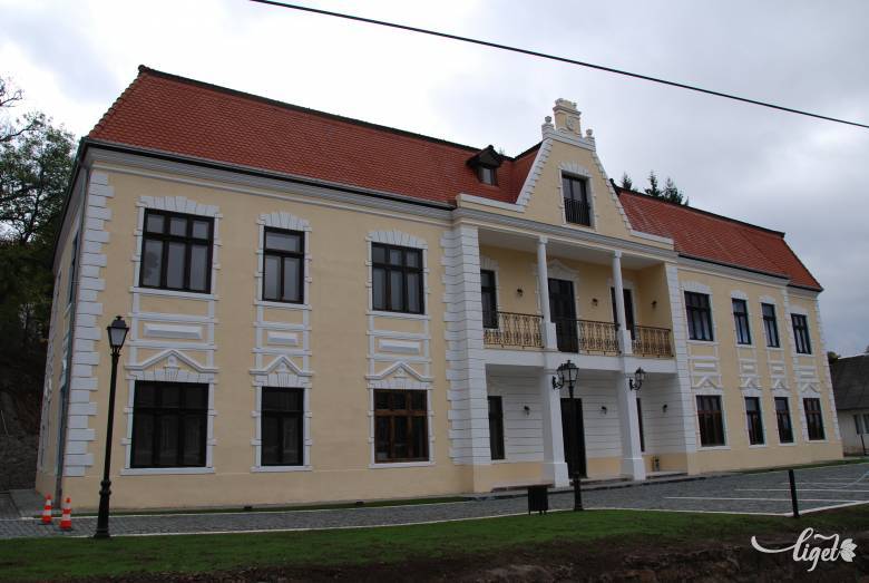 A szállodának felújított volt hivatali épület Verespatakon. Bezárva áll •  Fotó: Moscu Katalin