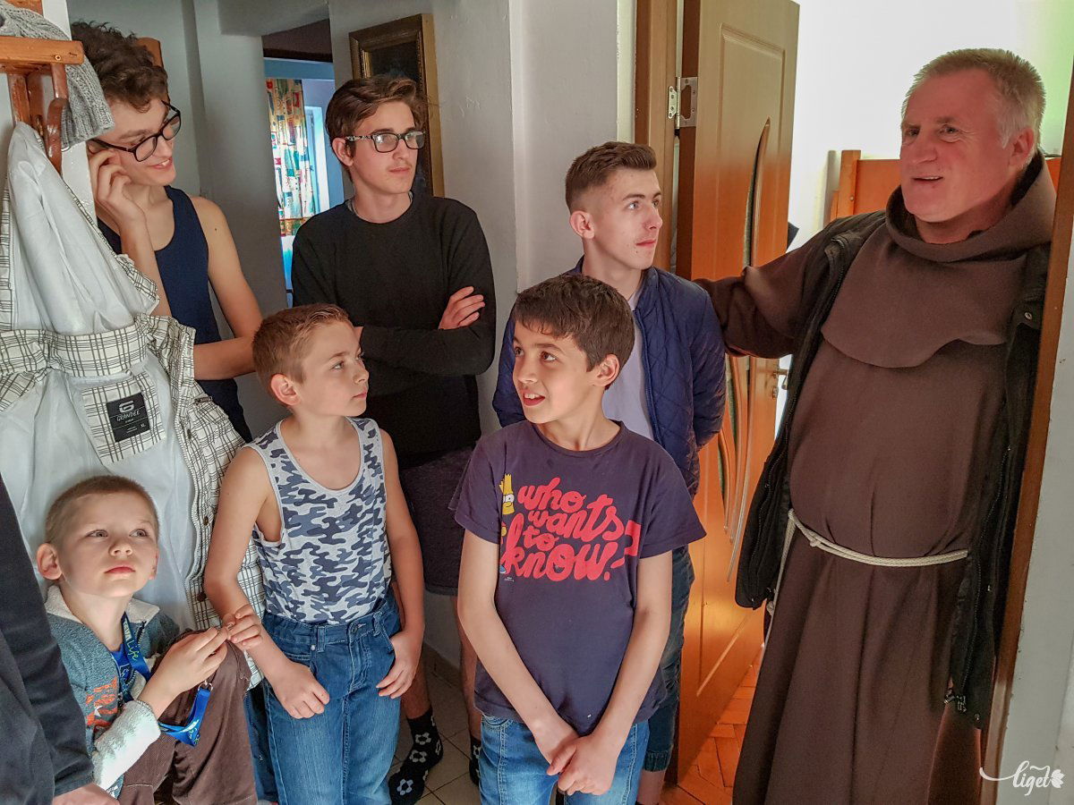 Gyerekek közt. Nem játszik apukásdit velük, de előteremti azt, ami testi, lelki, szellemi fejlődésükhöz szükséges •  Fotó: Rédai Attila
