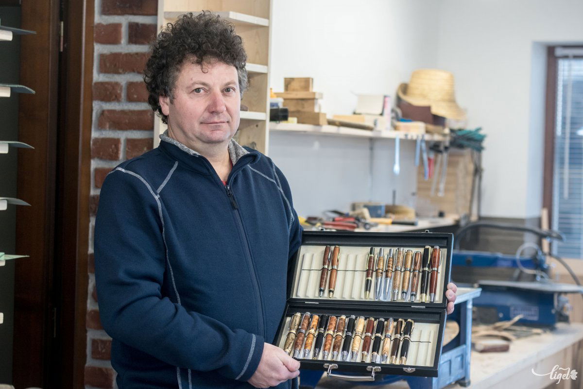 Both Attila büszkén mutatja két keze munkáját •  Fotó: Veres Nándor