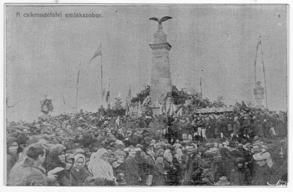 Korabeli felvétel a madéfalvi emlékmű felavatásáról 