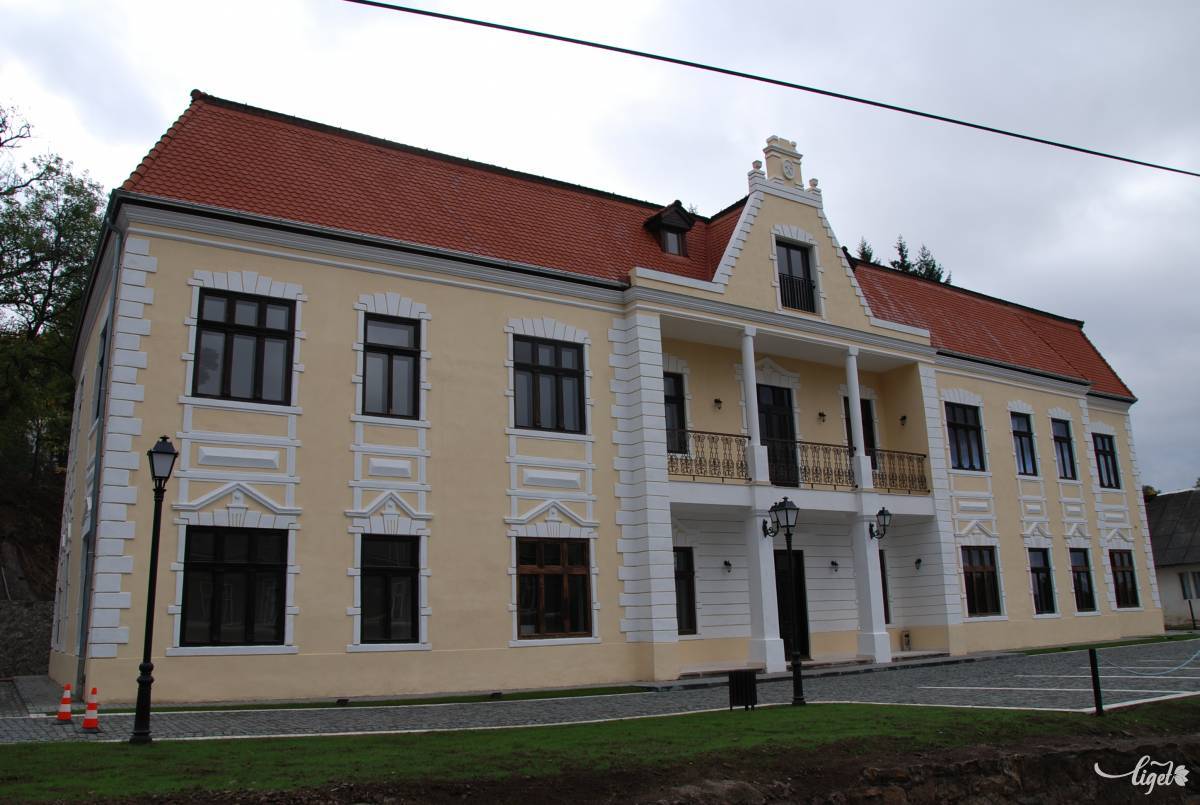 A szállodának felújított volt hivatali épület Verespatakon. Bezárva áll •  Fotó: Moscu Katalin