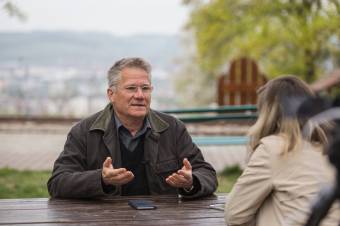 Labdával született, s az azóta mellette maradt