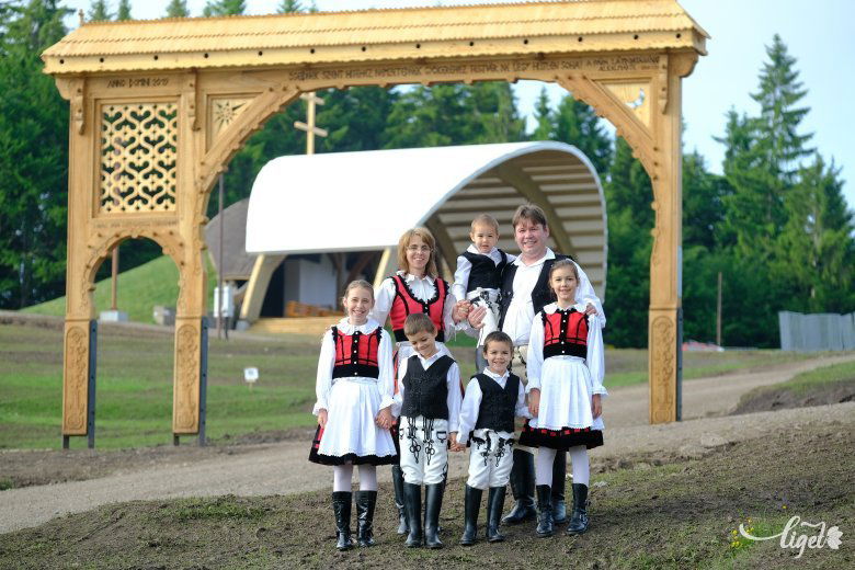 Jutka, Lóránt, a tízéves Emőke, a kilencéves Enikő, a hétéves Előd, az ötéves Szabolcs és a hároméves Örs: az Izsák-Székely család •  Fotó: Veres Nándor