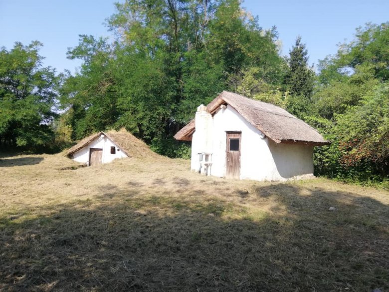 Cigányputrik a múzeumfaluban •  Fotó: Antal Erika
