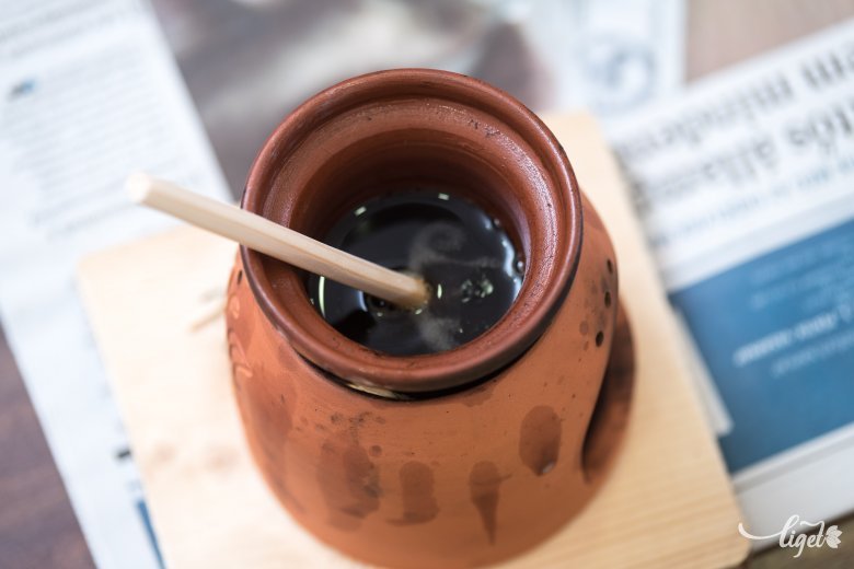 Amíg az egyikkel írunk, a másik ázhat viaszban •  Fotó: Veres Nándor