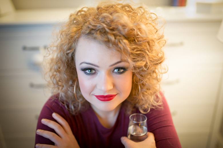 Dögös füstös. Ennél a sminknél a rúzs választás csupán azon múlik, mennyire vagyunk bevállalósak •  Fotó: Dávid Anna Júlia