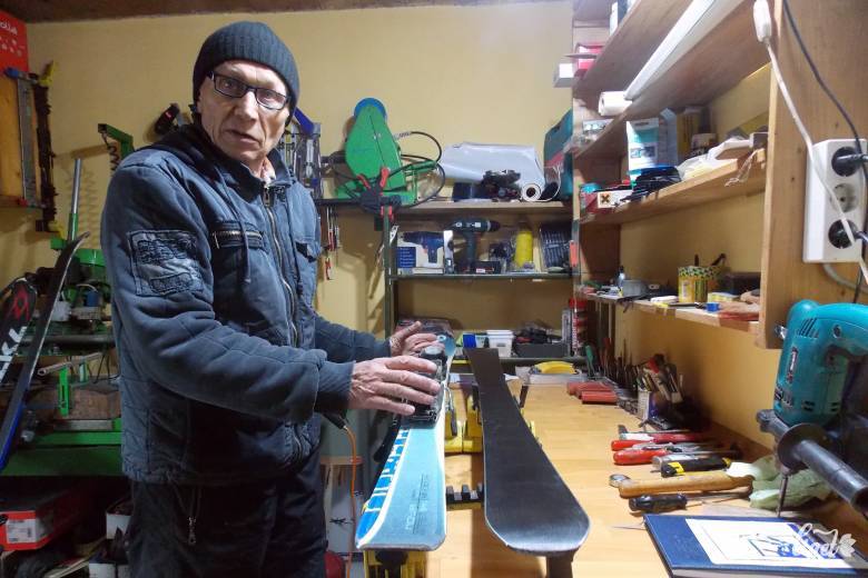 Szabó Gyárfás 21 éve foglalkozik síléckarbantartással •  Fotó: Péter Beáta
