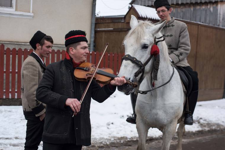 Ahol a fehér lónak is kötelező a farsang