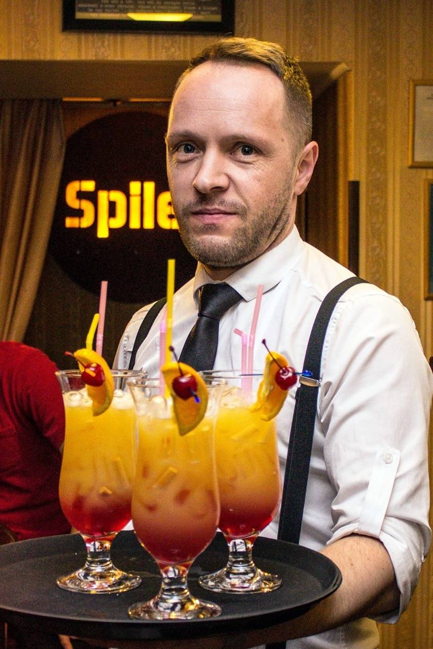 Lakatos József. Nem csak szakma, szenvedély is számára az italkeverés •  Fotó: Spíler