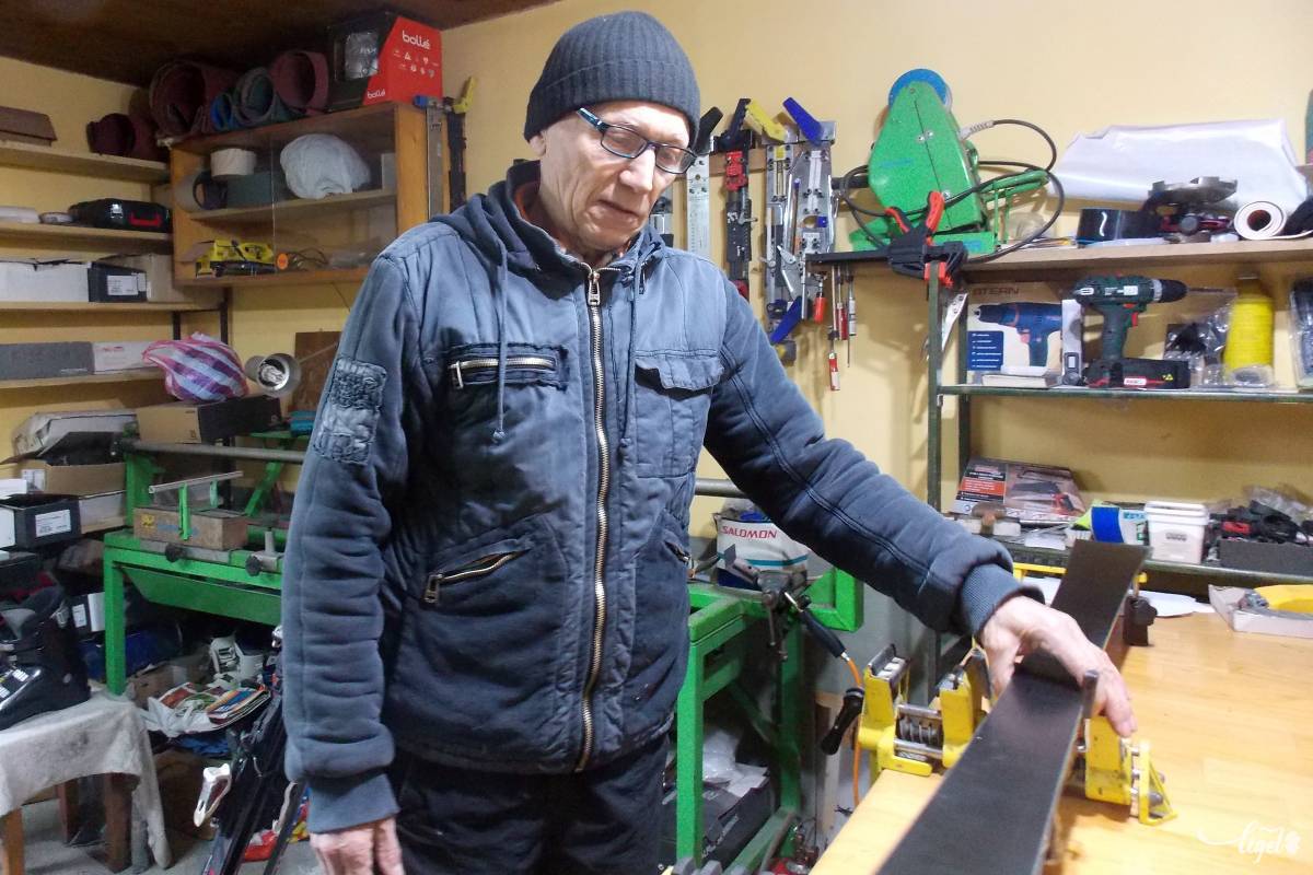 A szakember figyelmeztet: mielőtt valaki felkötné a sílécet a lábára, ellenőrizze azt •  Fotó: Péter Beáta
