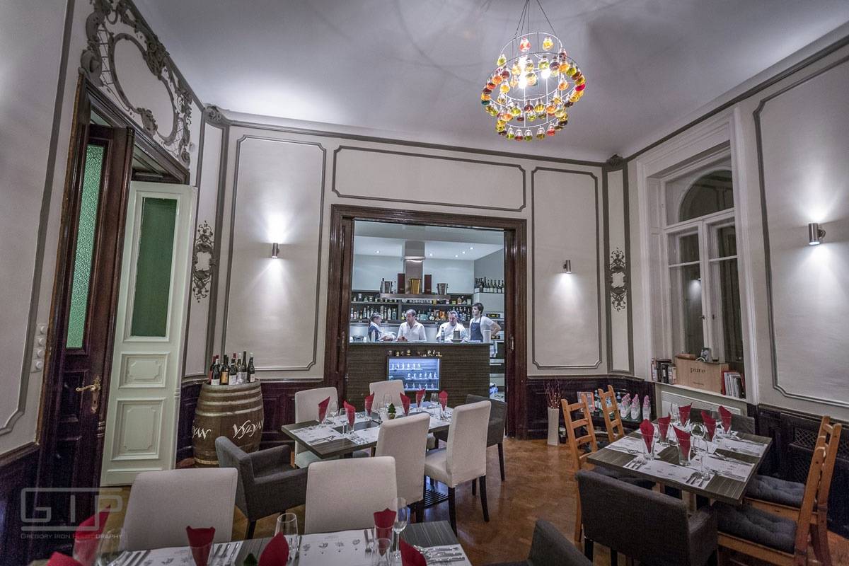 A vendég egy illat, íz és bor hármas harmóniájában részesül az este folyamán 