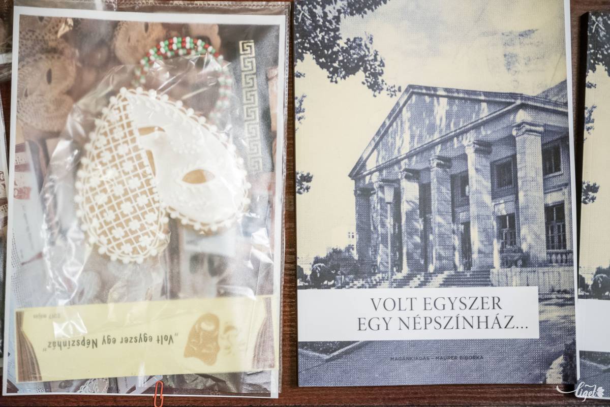 Plakátok, dokumentumok, fotók és visszaemlékezések. Magánkiadás •  Fotó: Veres Nándor