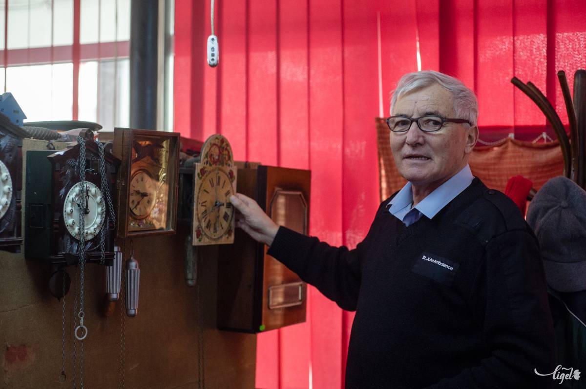 Ha tehetné, éjjel-nappal órákat javítana Salamon István •  Fotó: Gecse Noémi
