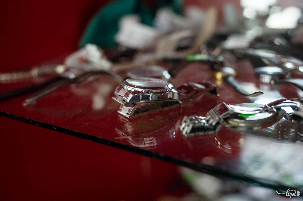 Mostanában inkább a fiatalok jönnek javíttatni a drága órákat •  Fotó: Gecse Noémi